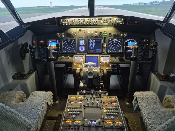 Boeing 737 simulator flight deck – Junior Captain session