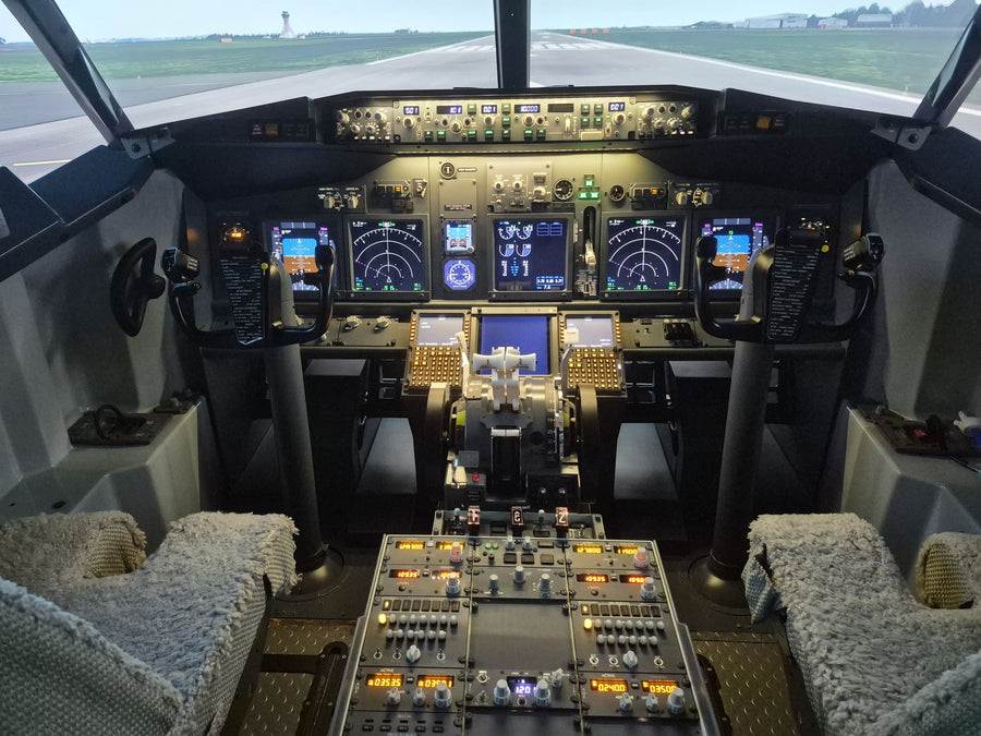 Boeing 737 simulator flight deck – Junior Captain session